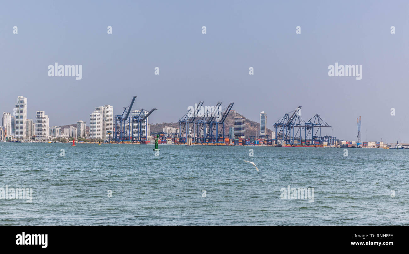 Blick auf die Bahia de Cartagena von Barrio Castillo Grande, Cartagena de Indias, Kolumbien. Stockfoto