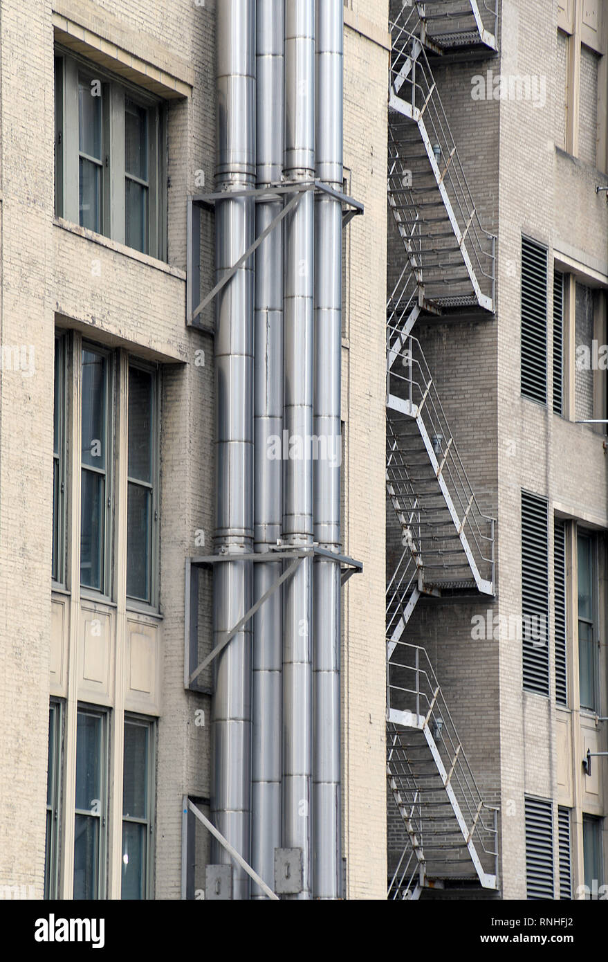 Brick Chicago Apartment Gebäude mit Feuer entkommen und Belüftungsrohre Stockfoto