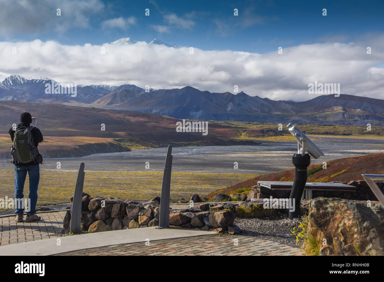 Blick von der Terrasse des Eielson Visitor Centre, Denali verdeckt von Wolken, Denali National Park, Alaska, USA Stockfoto