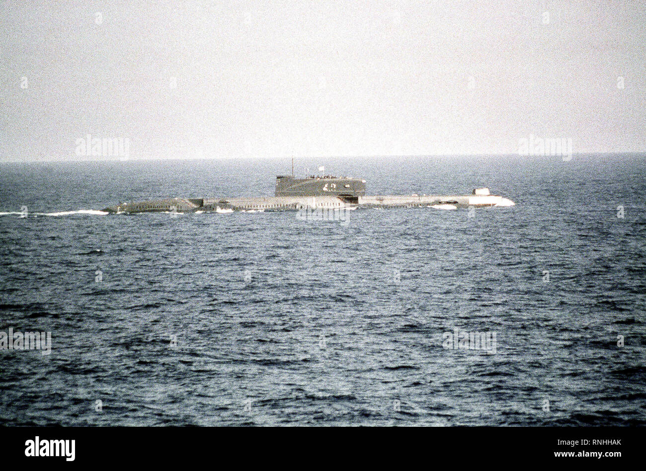 1982-A steuerbord Strahl Blick auf einem sowjetischen juliett Klasse Cruise missile Attack u-Boot unterwegs. Stockfoto