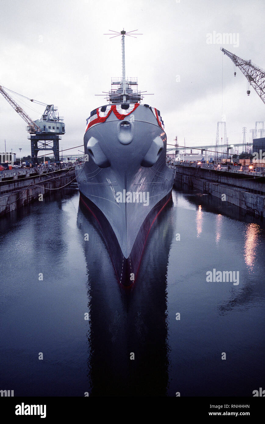 1982 - Bogen auf Blick auf das Schlachtschiff NEW JERSEY (BB-62), flott im Trockendock. Stockfoto