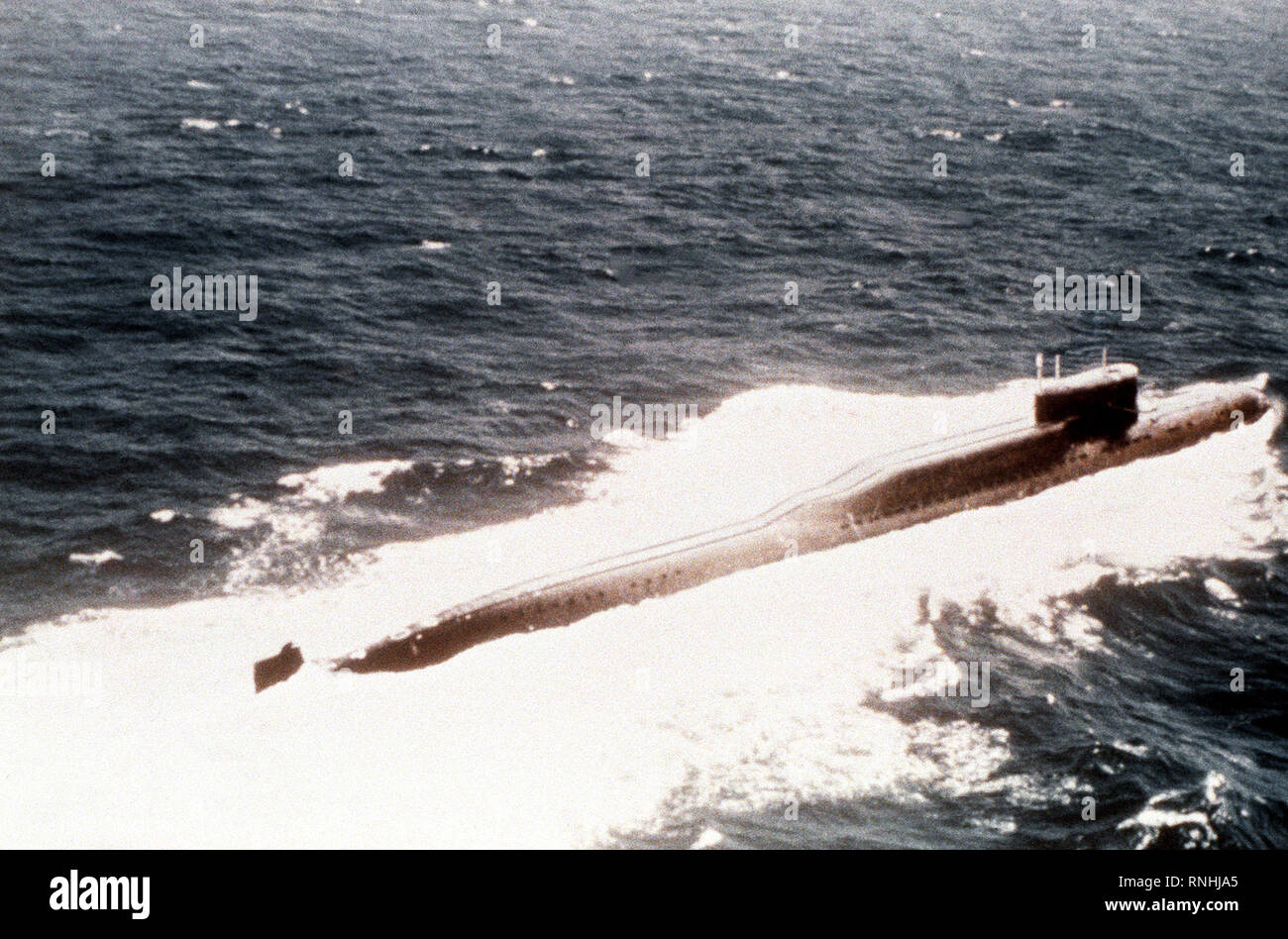 1982-A steuerbord Viertel Ansicht einer sowjetischen Delta klasse Atom-U-Boot mit ballistischen Raketen begonnen. Stockfoto