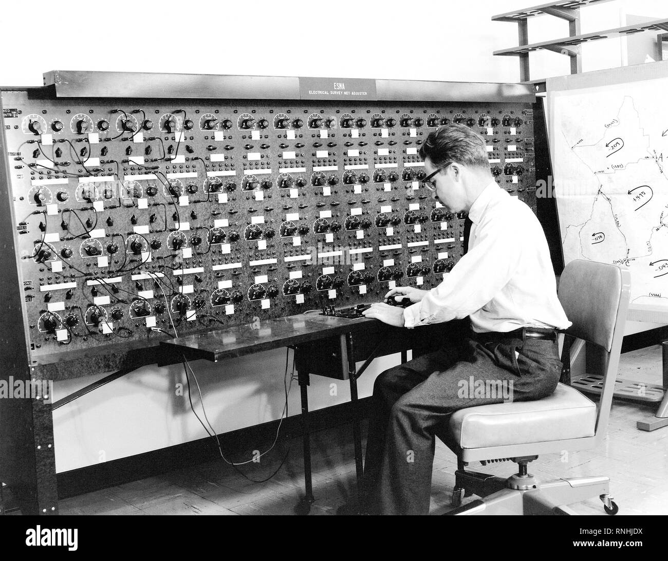 1957 - USGS Mitarbeiter betreibt einen elektrischen Umfrage Net Einsteller (ESVG). Die ESNA war für die Anpassung der Ebenen und Verfahren verwendet. Stockfoto