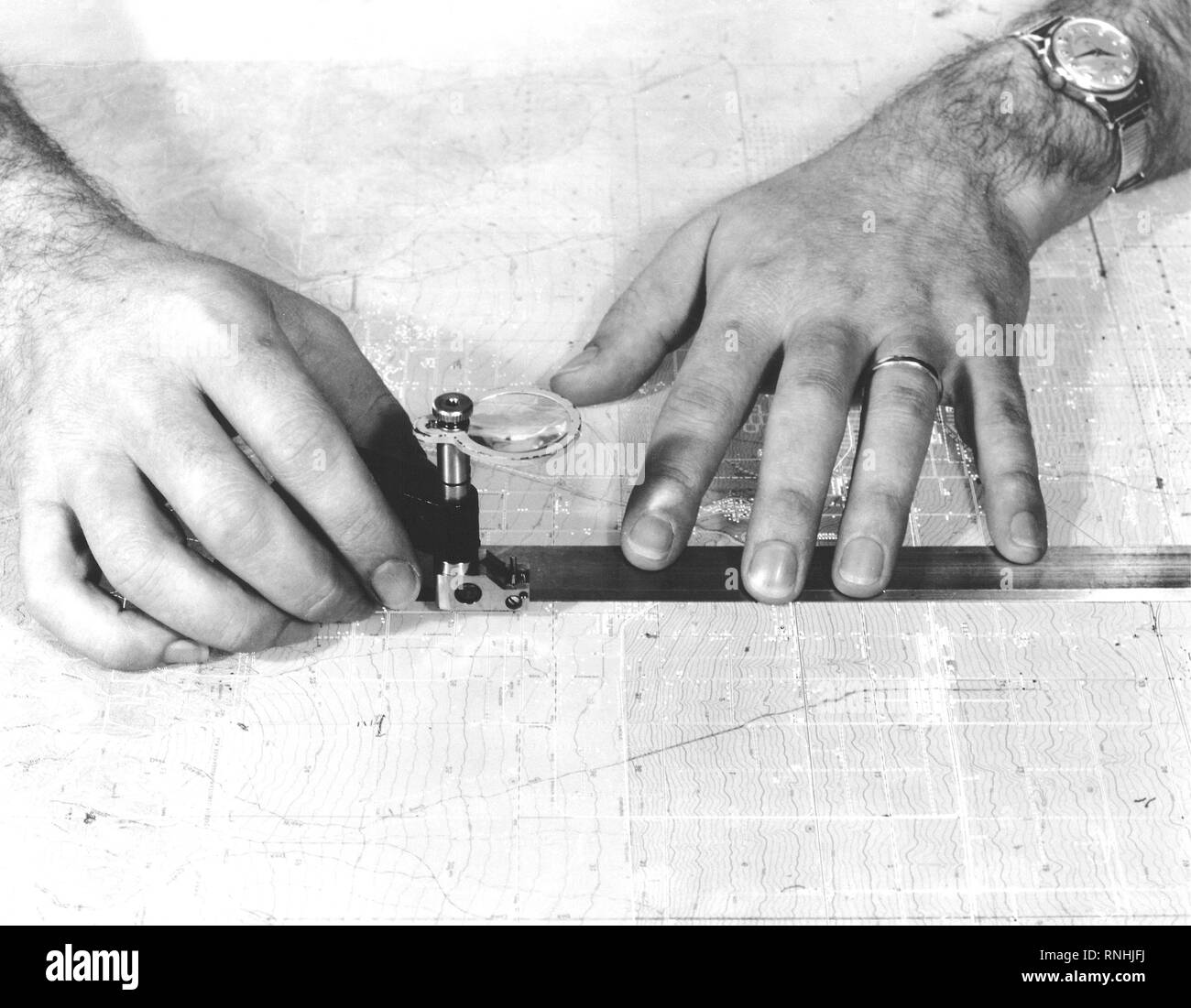 1957 - Mit einem schwenkbaren Stichel mit einer geraden Kante eine Straße Schreiber auf die Kultur der Platte von einer topographischen Karte zu. Stockfoto