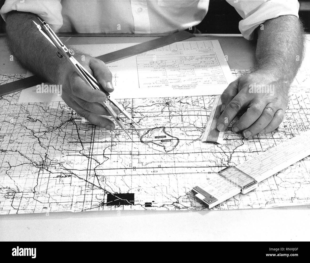 1957 - EINE USGS Map Editor Grundstücke General Land Office (GLO) Daten auf einem Shaw Berg, Oregon Manuskript. Stockfoto