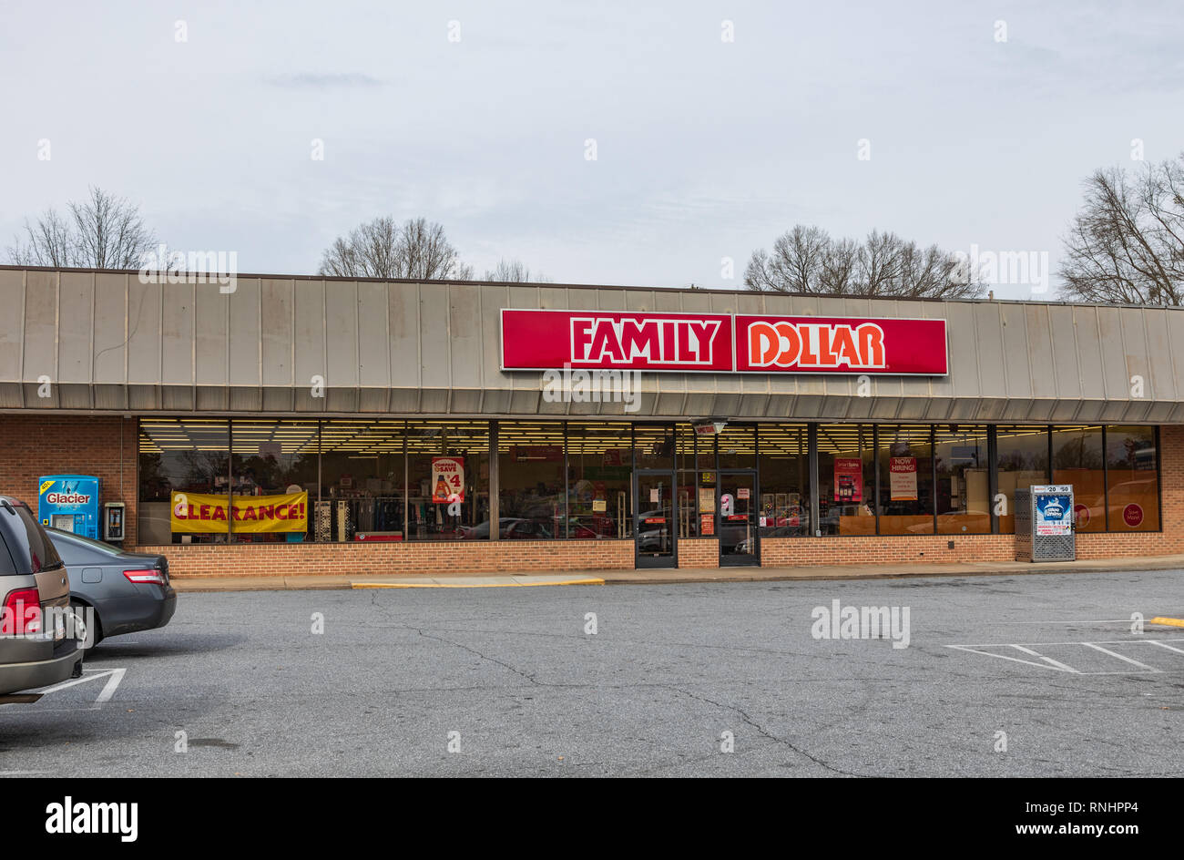 HICKORY, NC, USA-2/15/19: eine Familie Dollar Store, eine von mehr als 8.000 Standorten in den USA. Eingang und Parkplatz. Stockfoto