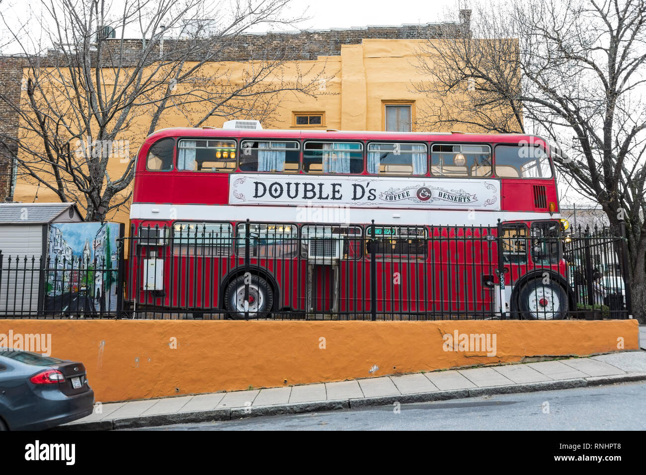 ASHEVILLE, NC, USA -2/16/19: Doppel D's Kaffee & Desserts ist in einem Doppeldeckerbus, Biltmore Avenue im Zentrum der Stadt gelegen. Stockfoto