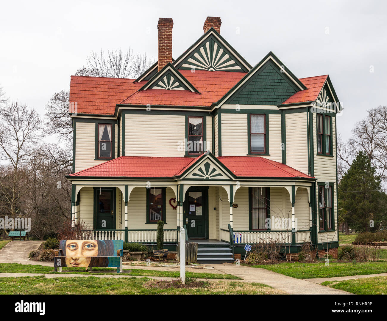 HICKORY, NC, USA -2/17/19: Des Hickory Frauen Resource Center ist in einem historischen Pfarrhaus, im Efeu Arboretum bei Sally Fox Park. Stockfoto