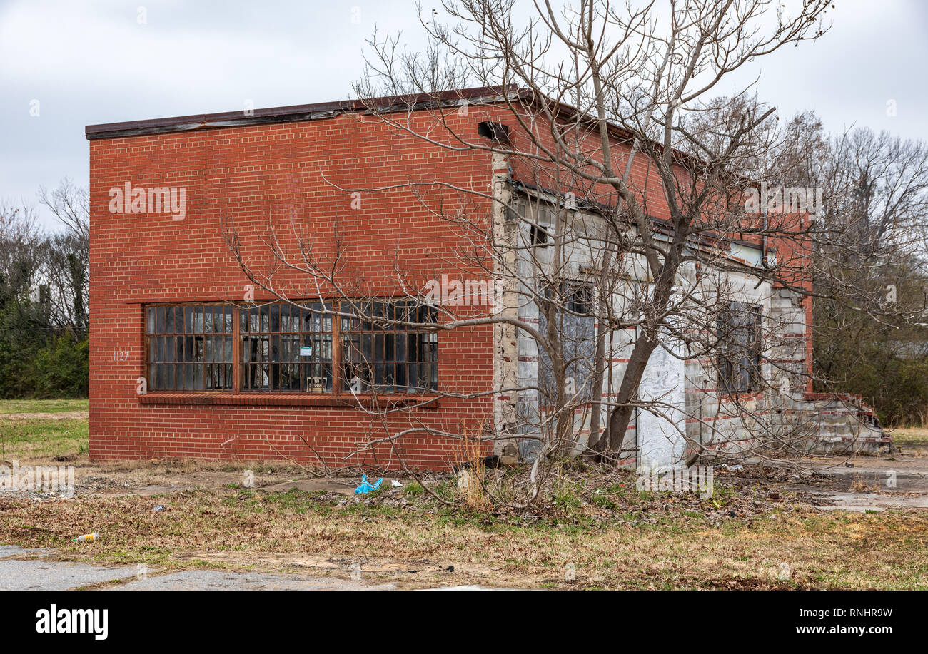 HICKORY, NC, USA -2/17/19: eine kleine Garage Ziegel oder industrielle Gebäude setzt abgebrochene und verschlechtert sich. Stockfoto