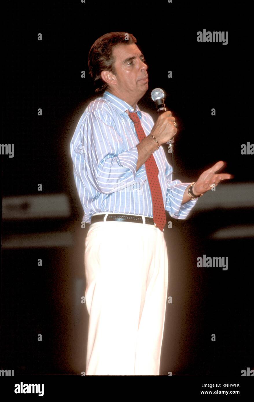 Tv Talk Show Host der 80er Jahre, die den Papierkorb TV'-Format, Morton Downey Jr. leistete, ist auf der Bühne während eines Konzertes Aussehen dargestellt. Stockfoto