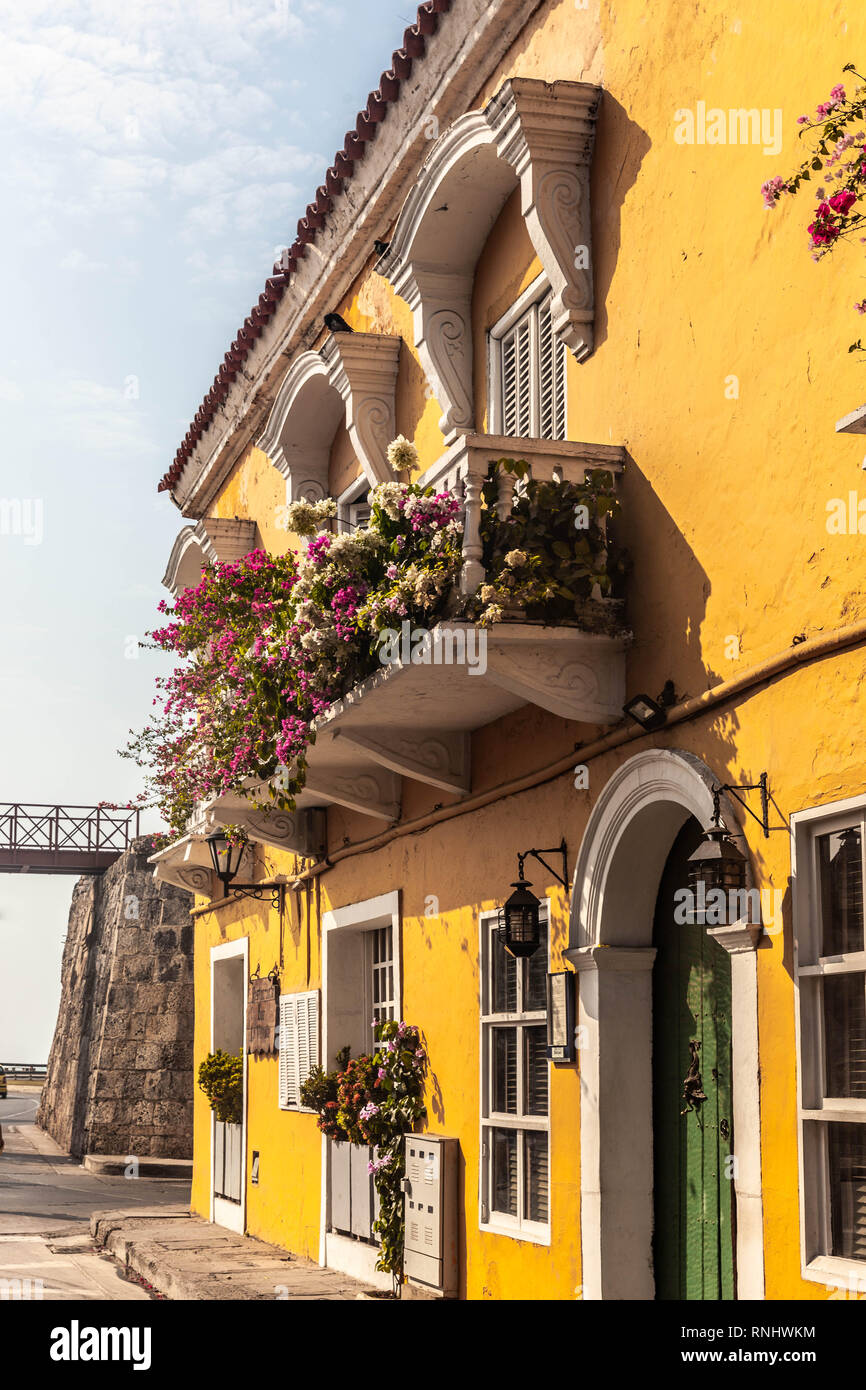 Ein spanisches Haus im Kolonialstil mit Balkonen auf die Calle de Baloco, Cartagena de Indias, Kolumbien. Stockfoto