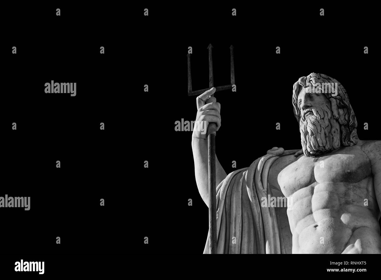 Neptun, der Gott des Meeres. Marmorstatue mit Trident errichtet 1823 in People's Square in Rom (Schwarz und Weiß mit Kopie Raum) Stockfoto