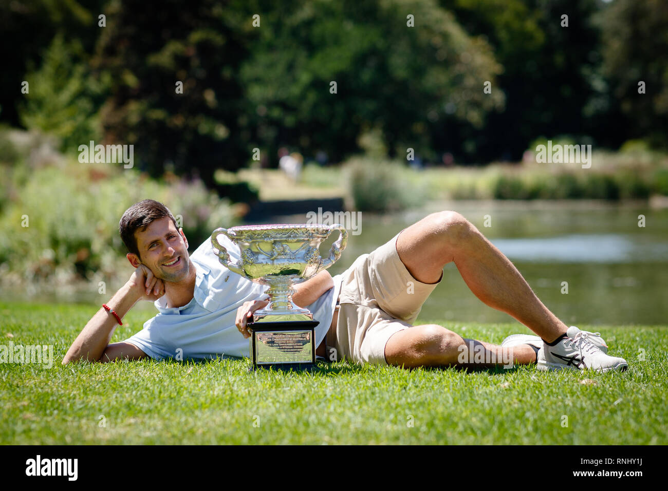 Novak Djokovic aus Serbien mit dem Norman Brookes Challenge Cup in den Royal Botanical Gardens Posing, nachdem er die Australian Open 2019 Stockfoto