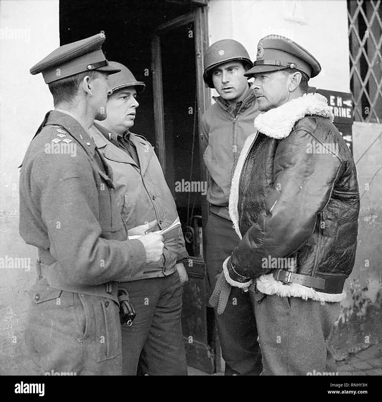 Die britische Armee in Italien 1944 - General Sir Harold Alexander, Befehlen 15. Armee Fraktion spricht mit britischen und amerikanischen Offizieren in Anzio, 14. Februar 1944. Stockfoto