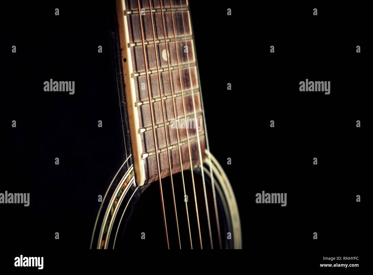 6 string Gitarre gegen einen dunklen backgro Stockfoto