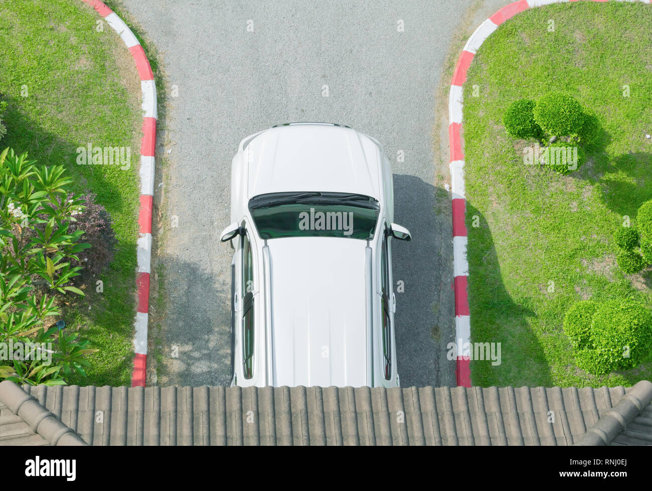 Weißes Auto parken Ansicht von oben mit der Kopie Raum Text hinzufügen Stockfoto