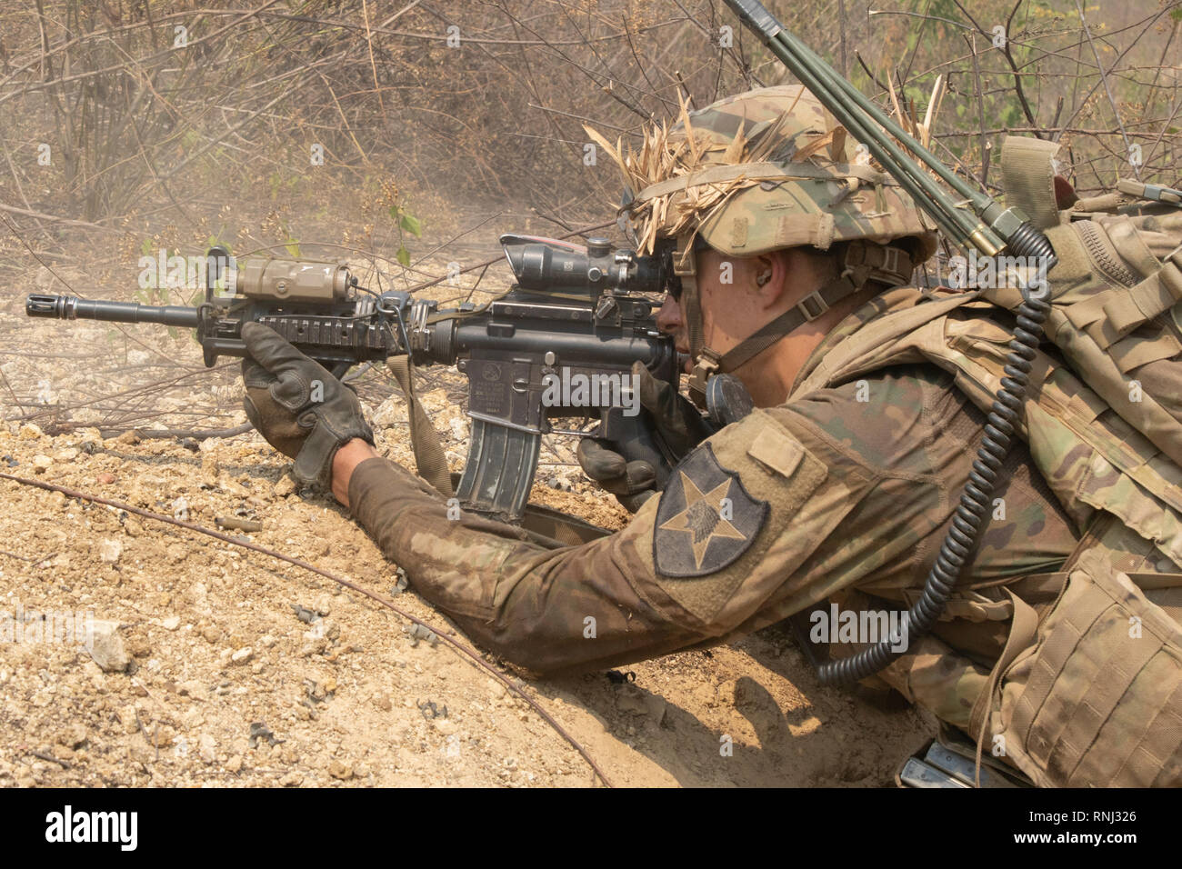 Ein Soldat mit 5 Bataillon, 20 Infanterie Regiment, feuert seine M4 Gewehr bei einem platoon Live Fire Training 14.02.2019, bei Ban Dan Lan Hoi, Thailand. Sowohl die US-Army und der Royal Thai Army Soldaten gingen durch die live Brand als Teil von Cobra Gold. Cobra Gold ist eine Übung, die bietet eine Plattform für Partner Nationen Interoperabilität und Erhöhung der Kapazitäten durch die Planung und Ausführung von komplexen und realistischen Task Force zur Vorauszahlung. (U.S. Armee Foto: Staff Sgt. Samuel Northrup) Stockfoto