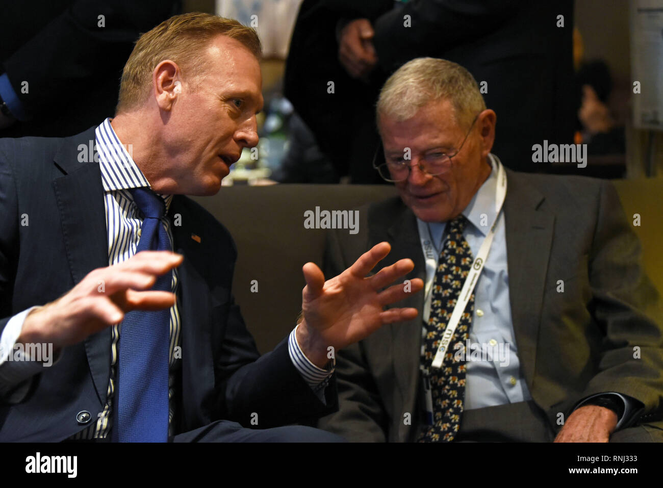 Usa handeln Verteidigungsminister Patrick M. Shanahan trifft mit US-Senator James Inhofe M. auf der Münchener Sicherheitskonferenz, München, Deutschland, Feb.16, 2019. (DoD Foto von Lisa Ferdinando) Stockfoto