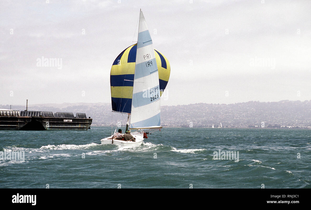 1982 - ein Segelboot, mit Spinnaker wogenden, nimmt teil an der Treasure Island Yacht Club sailing Turnier. Stockfoto