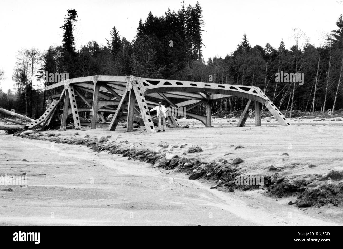 1980 - Der 18. Mai 1980 Ausbruch des Mount St. Helens, Washington, generiert Lahare, die unten gefegt Flusstäler. Die St. Helens Brücke auf der Autobahn 504 war über ein viertel-Meile (1,5 Kilometer) hinter und teilweise begraben. Stockfoto