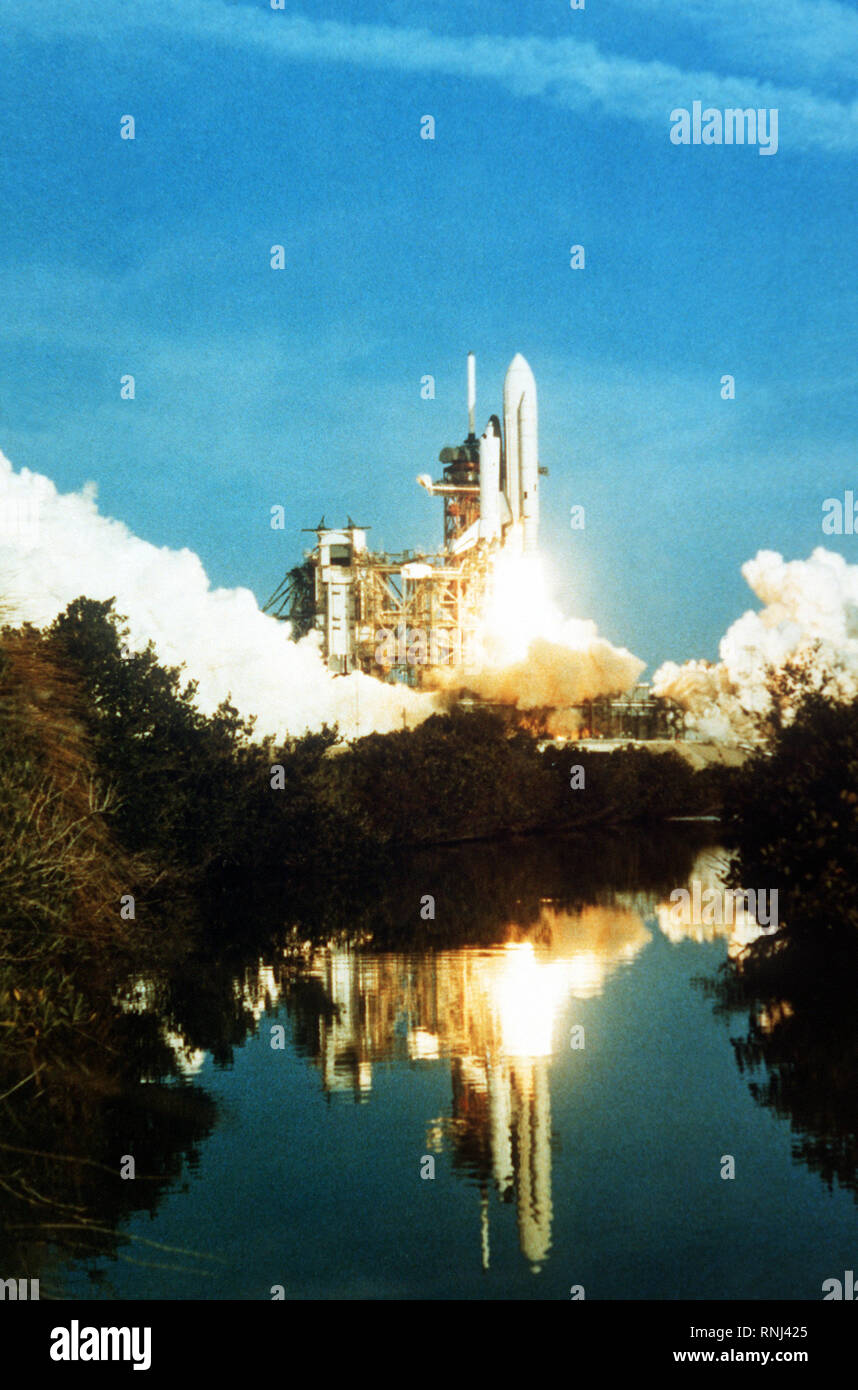 Das Space Shuttle Columbia abhebt von der Startrampe für Ihre erste Mission in den Weltraum. Die Astronauten John Young und Robert Crippen an Bord des Shuttle Systeme zu prüfen und das Shuttle wie ein Flugzeug auf der Edwards Air Force Base, Kalifornien zu landen. Stockfoto
