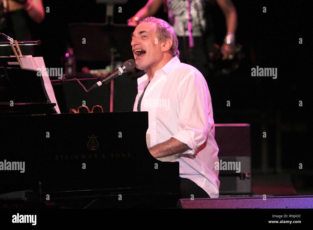 Musiker Donald Fagen der Herzöge von September ist dargestellt auf der Bühne während einer "live"-Konzert aussehen. Stockfoto