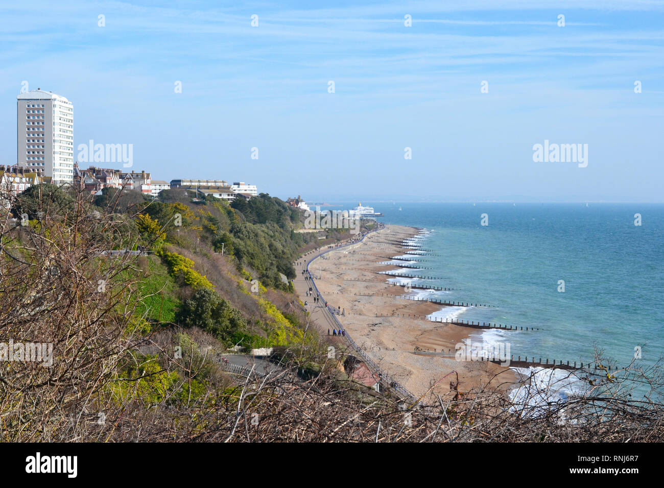 Ansicht von Beachy Head Eastbourne, East Sussex, UK. Strahlender Sonnenschein bringt die Menschen an der Küste im Februar. Stockfoto