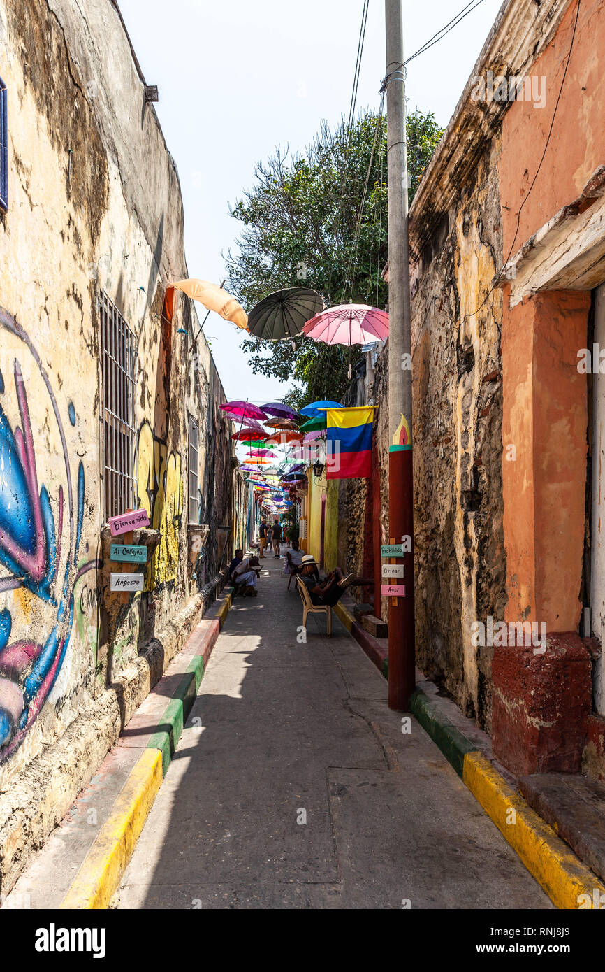 Callejón Angosto, Barrio Getsemaní, Cartagena de Indias, Kolumbien. Stockfoto