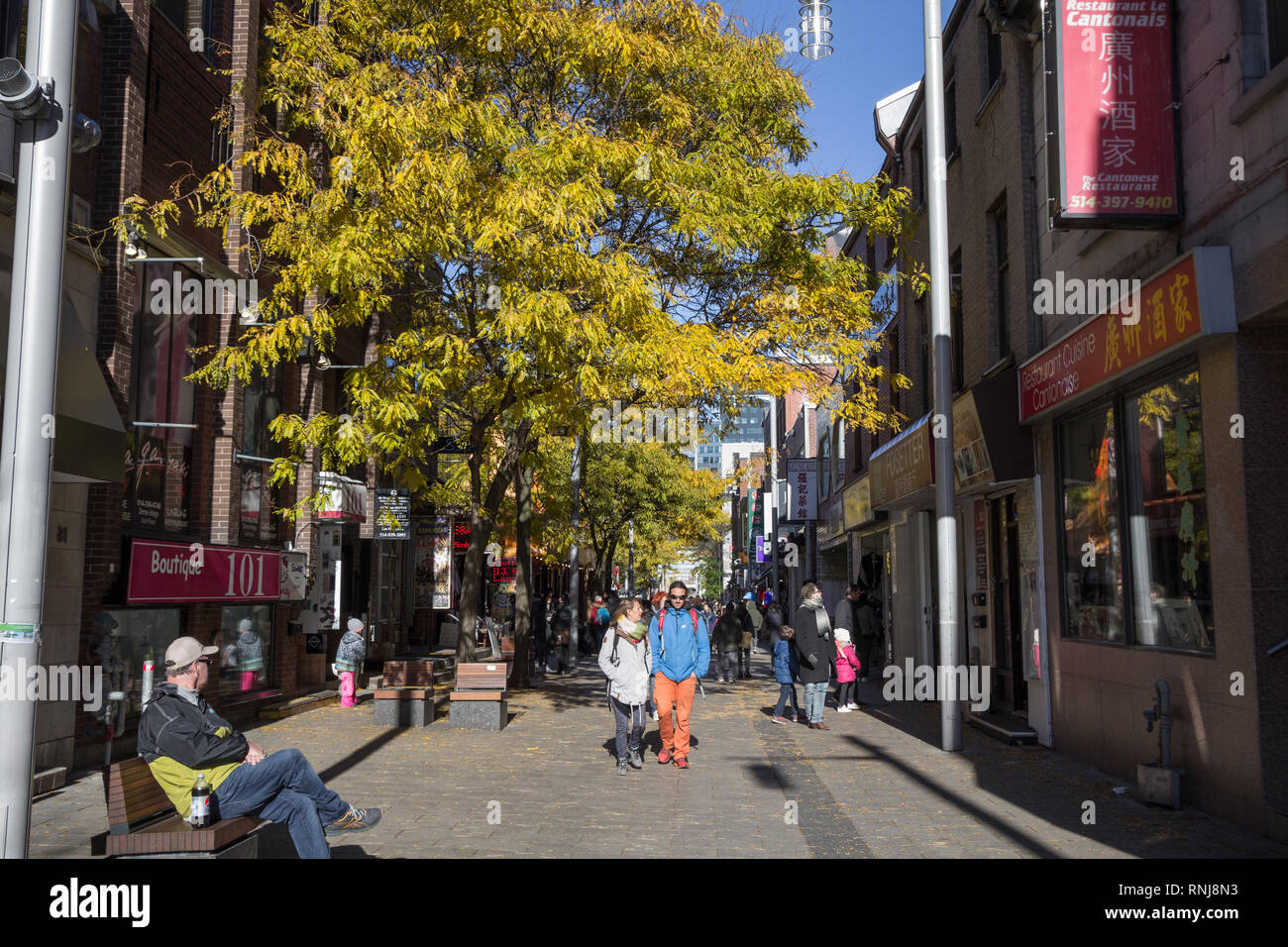 MONTREAL, KANADA - 4. NOVEMBER 2018: Rue de la Gauchetiere Street, Chinatown, überfüllt mit Käufern. Es ist die chinesischen ethnischen Viertels der Secon Stockfoto