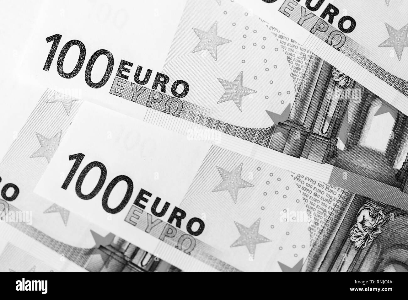 Hundert Euro-banknoten als Hintergrund. Schwarz und Weiß Stockfoto