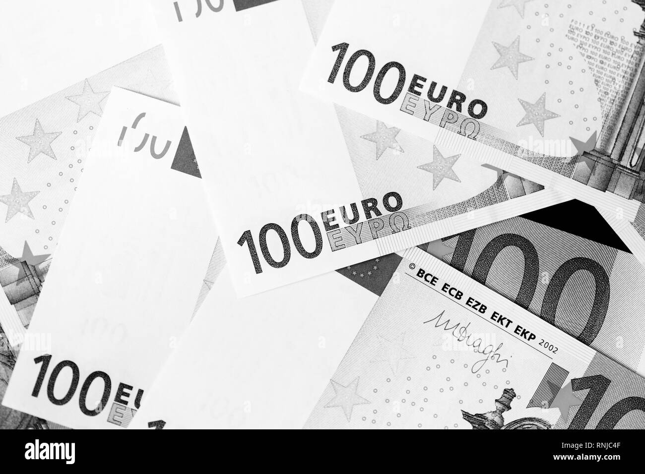 Hundert Euro-banknoten als Hintergrund. Schwarz und Weiß Stockfoto