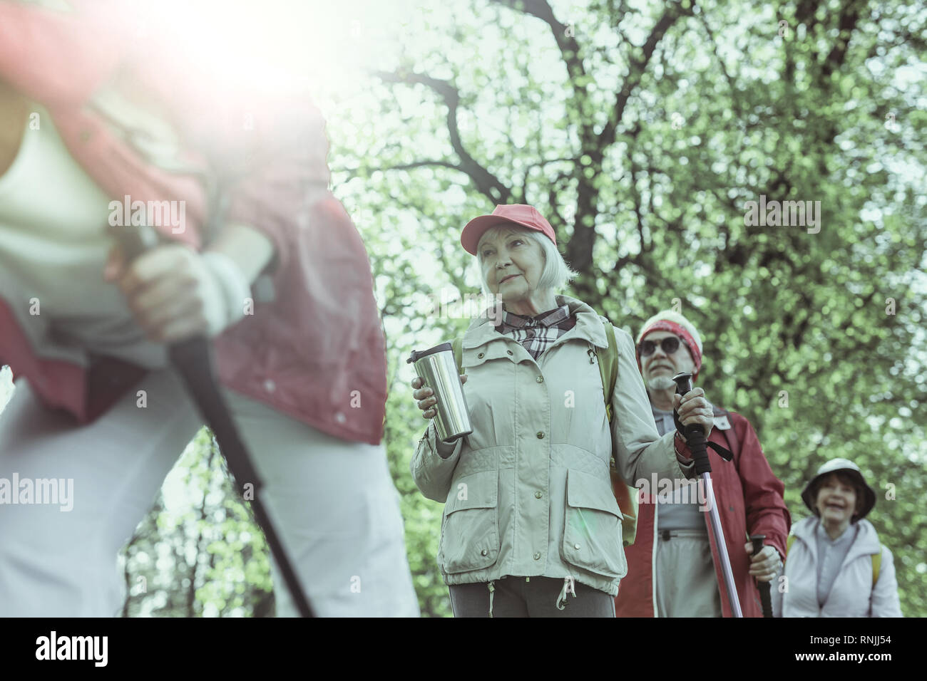 Aktive Rentner Zeit wandern in den nächstgelegenen Wald Stockfoto