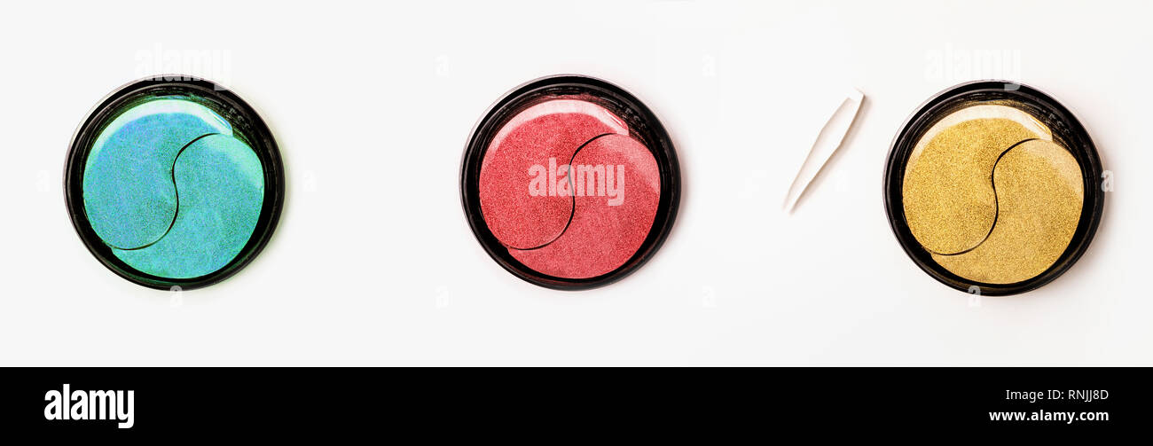Verschiedene Gesichts Auge Flecken auf Glas mit einer Pinzette. Hydrogel Patch. Anti Aging und anheben. Gesicht Hautpflege. Feuchtigkeitsspendende und Falten Patch. Ansicht von oben mit der Stockfoto