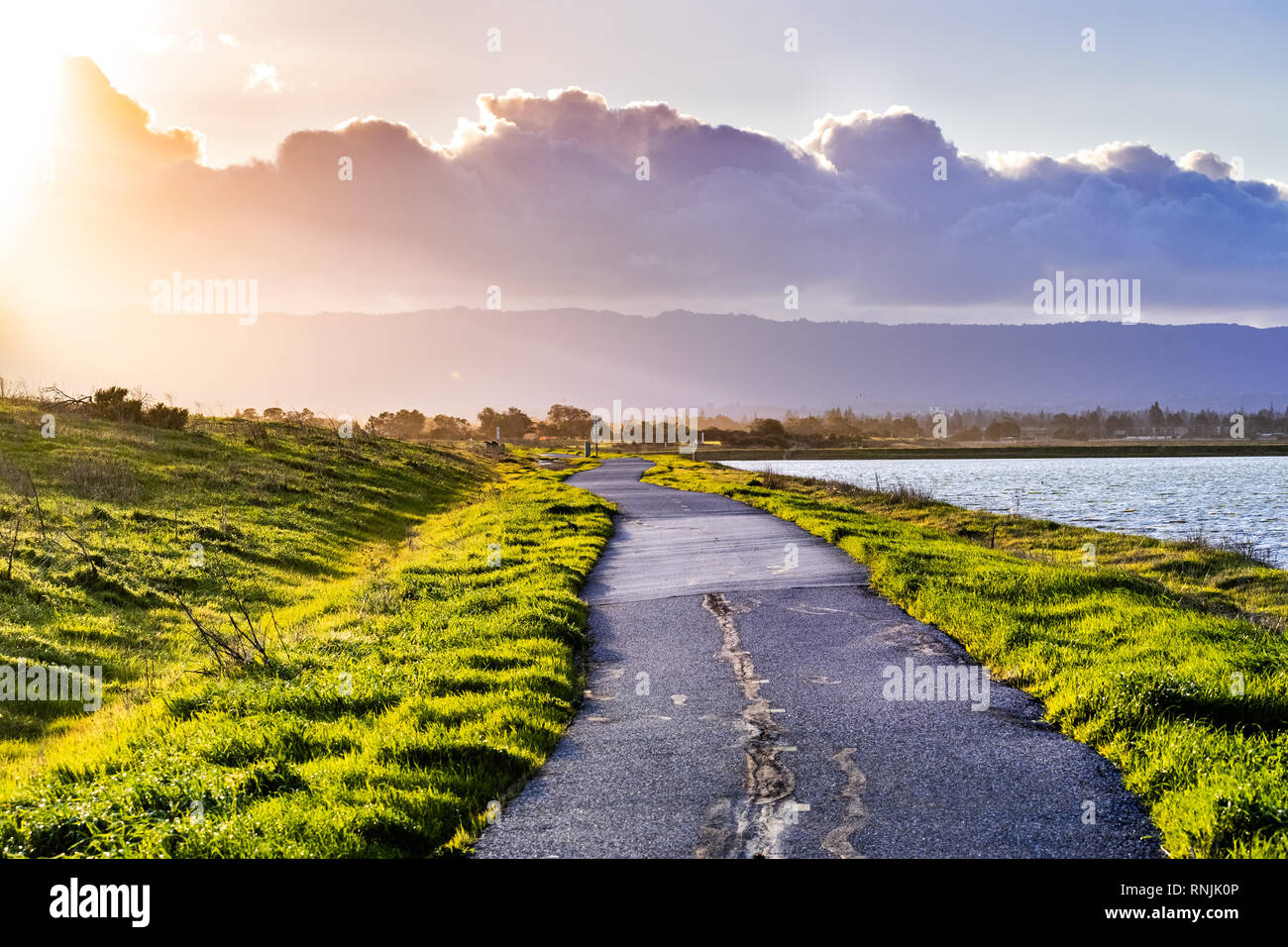 Weg von der Abendsonne auf der Küstenlinie von South San Francisco Bay Area beleuchtet, Mountain View, Kalifornien Stockfoto