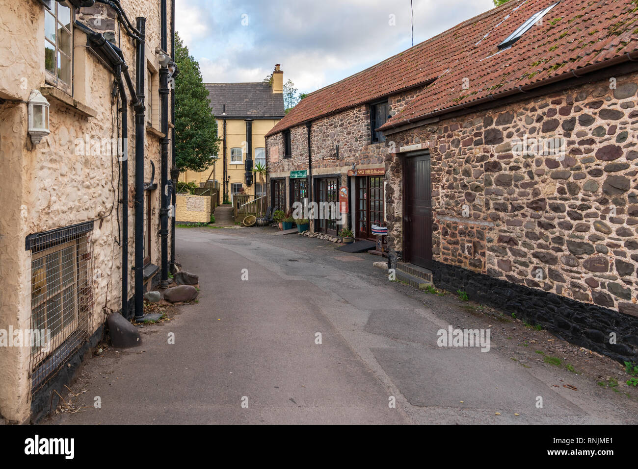 Porlock Wehr, Somerset, England, UK - 01. Oktober 2018: die Straße in Richtung Hafen führenden Stockfoto