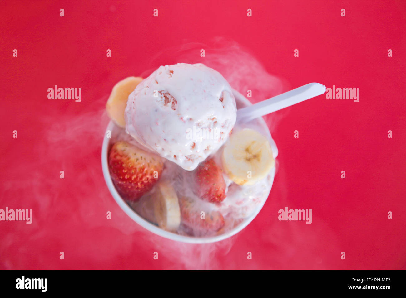 Erdbeere und Banane Eis mit echten Früchten Stockfoto