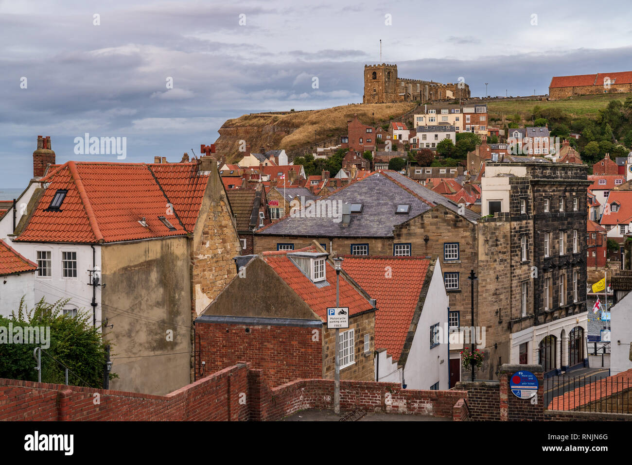 Whitby, North Yorkshire, England, Großbritannien - 13 September, 2018: Blick über die Stadt von Cliff St Stockfoto