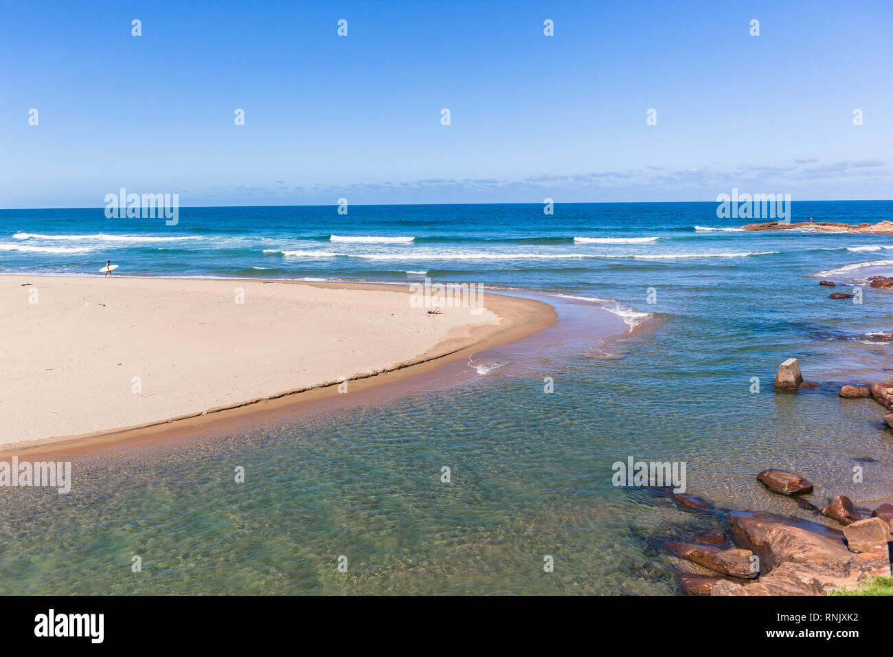 Malerische Strand blaue Wasser Meer und Fluss Mund Scottborough ein entferntes Surfer surfen Angeln Wandern Sandbank sportlichen Urlaub Landschaft. Stockfoto