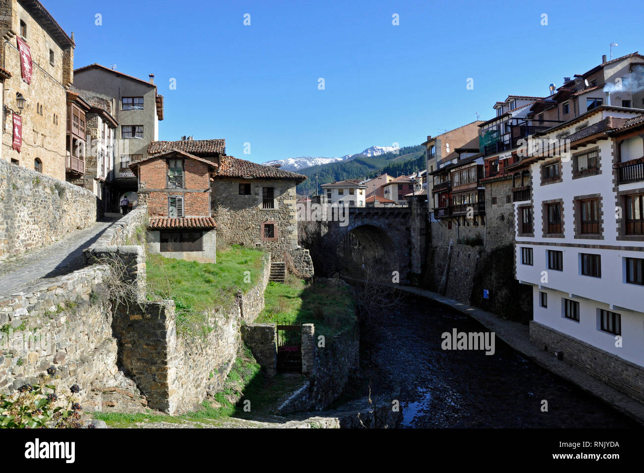 Der malerischen, mittelalterlichen Stadt Potes in Kantabrien, Tor zu den Picos de Europa und berühmt für seinen Honig, Käse und Trauben Brandy. Stockfoto