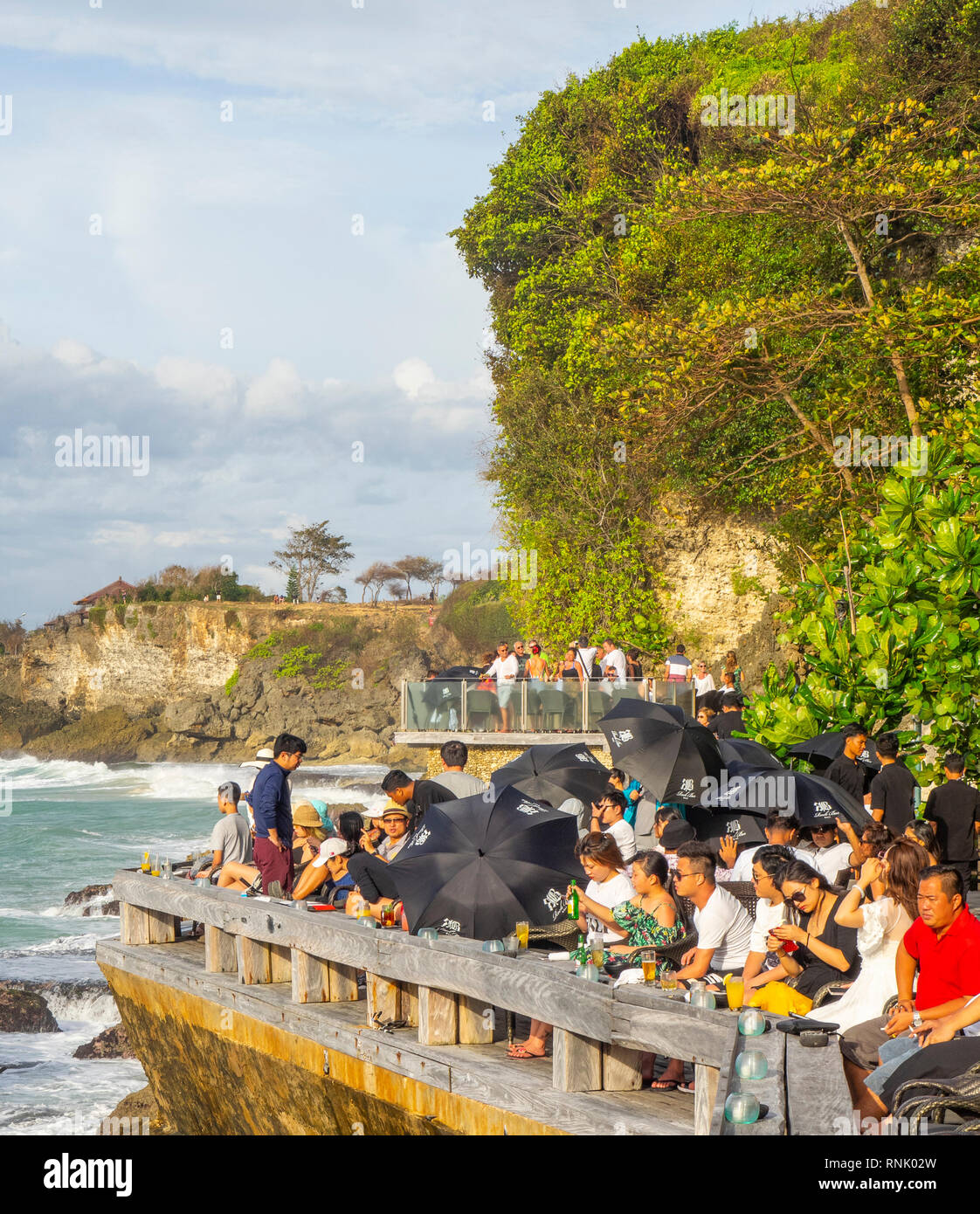 Chinesische Touristen in der Rock Bar am Ayana Resort & Spa Jimbaran Bali Indonesien. Stockfoto
