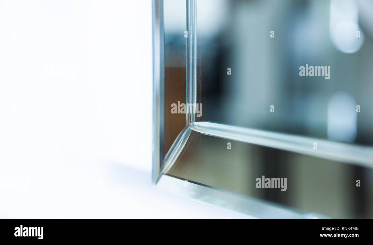 Glas, Spiegel Reflexion Formen und Schatten. Close-up Details. Stockfoto