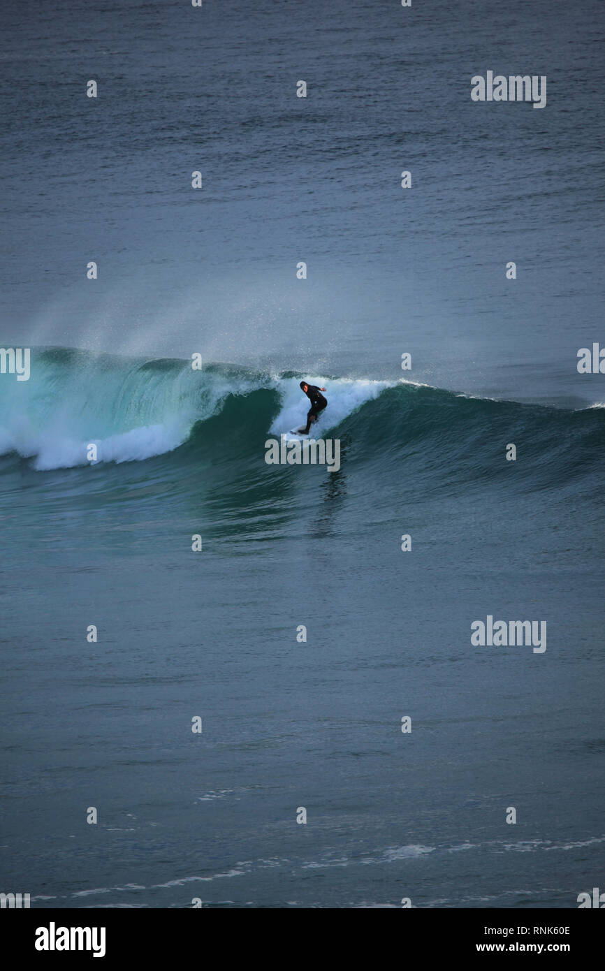 Männliche surfer Reiten wilden atlantischen Wellen, der Halbinsel Dingle in der Grafschaft Kerry, Irland Stockfoto