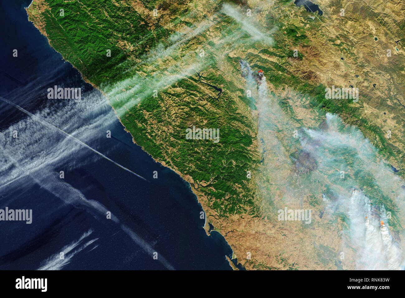 Luftaufnahme von Waldbränden in der Gegend in der Nähe von Santa Rosa und anderen Gemeinden im nördlichen Kalifornien, USA Stockfoto