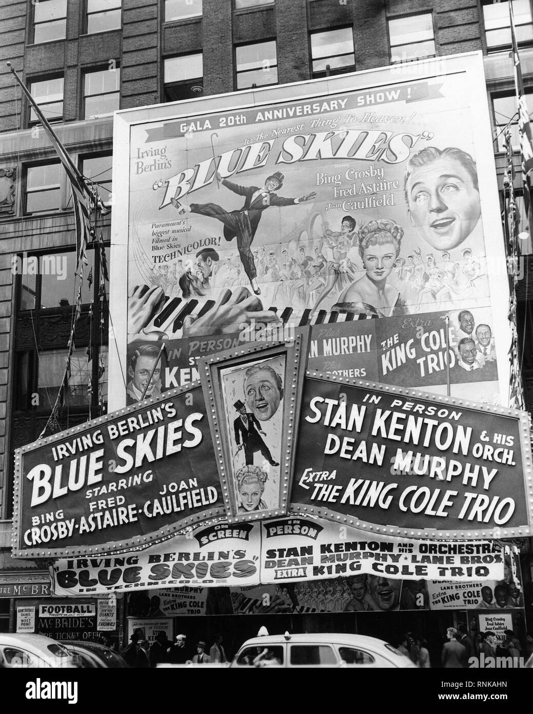 Bing Crosby, Fred Astaire Joan Caulfield blauer Himmel 1946 New York Kino Kino vorne Live Auftritt von Stan Kenton der King Cole Trio Paramount Pictures Stockfoto