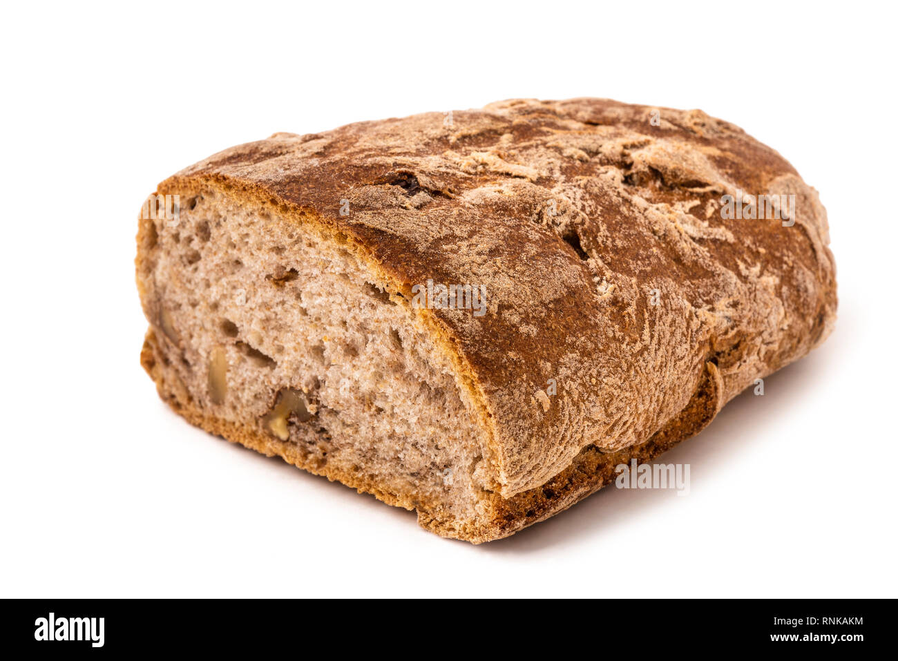 Brot mit Walnüssen isoalted auf weißem Hintergrund Stockfoto