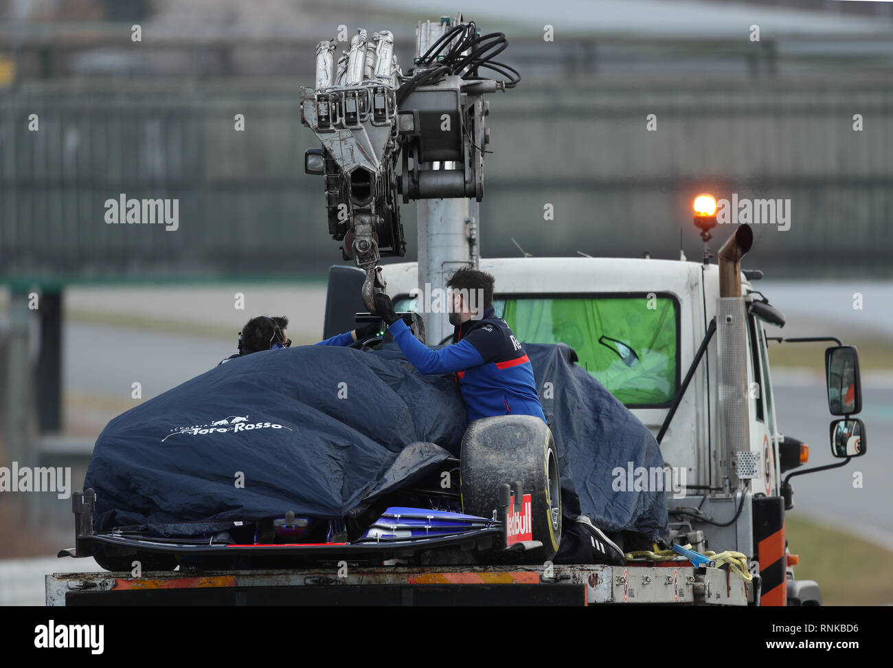 Von Toro Rosso Alexander Albon's Auto ist auf einen Lkw nach Spinnen auf seiner ersten Runde während der Tag zwei Der hob-Saison auf dem Circuit de Barcelona-Catalunya. Stockfoto
