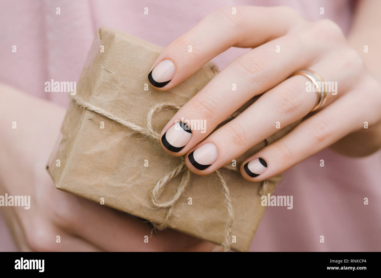 Weibliche Hande Mit Schwarzen French Nail Design Halten Stockfotografie Alamy