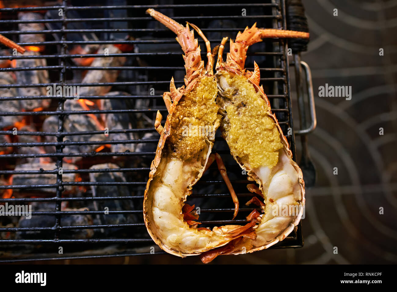 Appetitlich Hummer ist auf dem Grill auf der Street Food Market in Bangkok in Thailand gekocht. Closeup top Foto anzeigen. Horizontale. Stockfoto