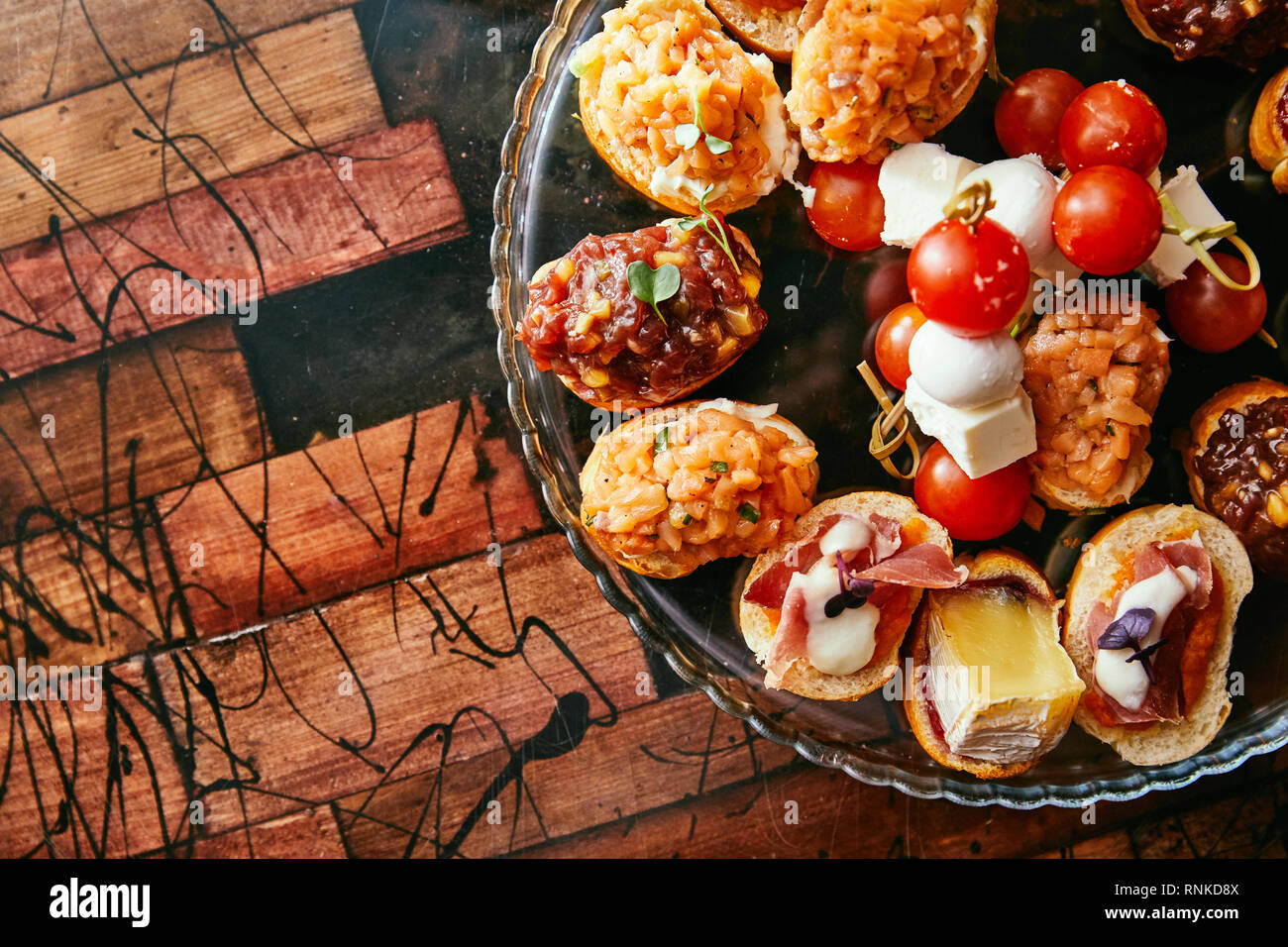 Brushetta oder traditionelle spanische Tapas. Vorspeisen italienische  Antipasti Snacks mit Wein. Ansicht von oben und Flach mit Platz für Ihren  Text Stockfotografie - Alamy
