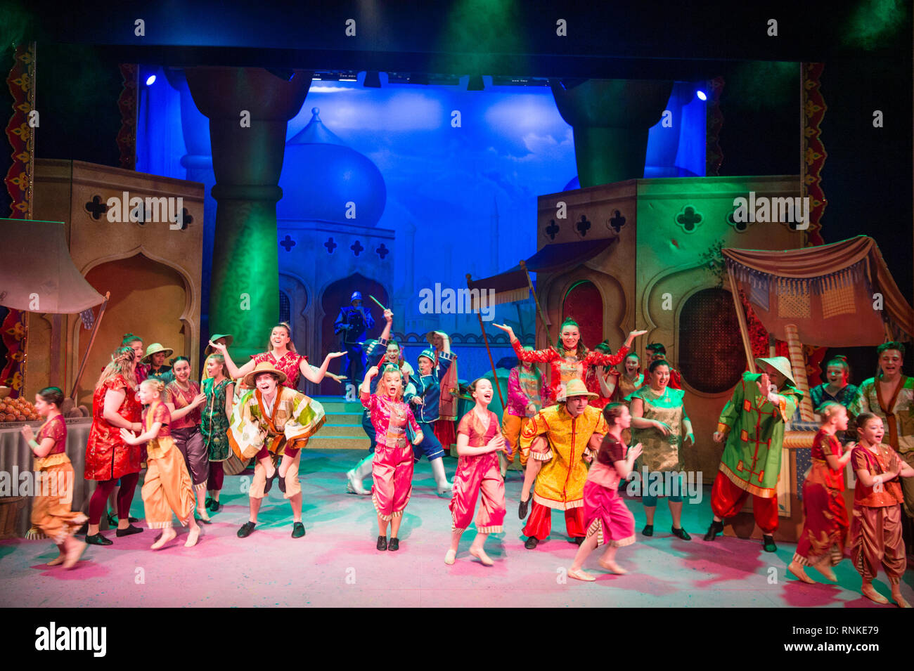 Traditionelle britische Pantomime Weihnachten Familie Unterhaltung: ein Bewunderer nicht-professionellen lokalen Theater Company (die Aufseher) auf der Bühne in Aberystwyth Arts Zenter. Januar 2019 Stockfoto
